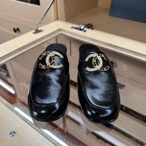 Chanel Interlocking CC Logo Leather Mules Women's Size 38.5 Brand New in Box - Picture 3 of 10